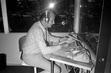 Firatotentoonstelling RAI Amsterdam, nieuwslezer in actie, Bestanddeelnr 924-9219