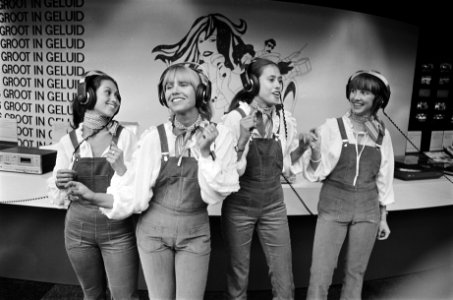 Firato78 in de RAI in Amsterdam, Nederlandse en Japanse meisjes swingend met kop, Bestanddeelnr 929-8772 photo