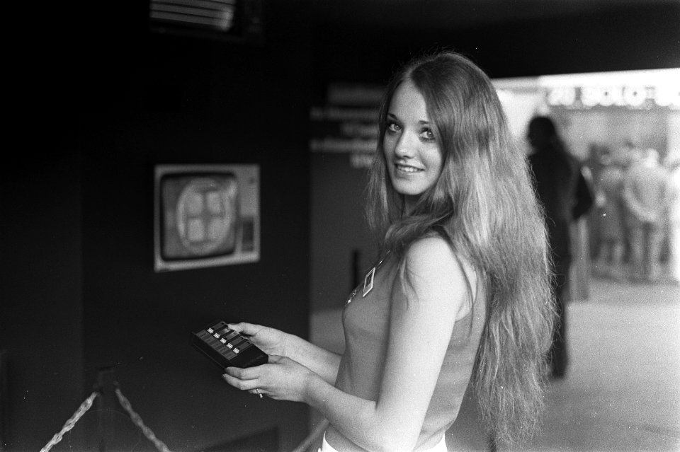 Firato 1971 in RAI Amsterdam, meisje met draadloze afstandsbediening van TV, Bestanddeelnr 924-9160