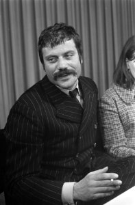 Filmacteur Oliver Reed met echtgenote op Schiphol, Bestanddeelnr 921-9531