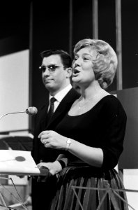 Firato 1963 BRT bracht programma Evergreens Gastvrouwe Jo Leemans stelt Chr, Bestanddeelnr 915-5306