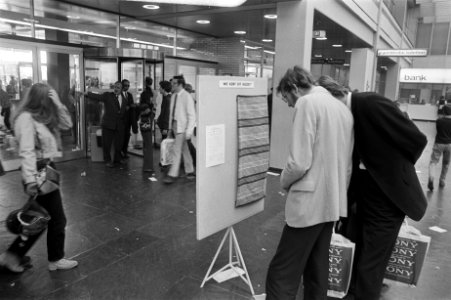 Firatotentoonstelling Amsterdam, kopie van kleed waarmee Bastiaan Bloemena is ve, Bestanddeelnr 924-9251