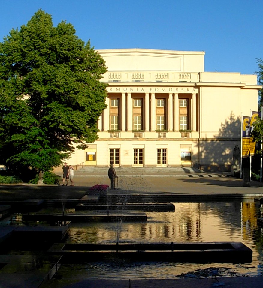 FIlharmonia Pomorska z fontanną a