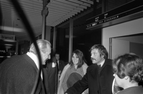Filmacteur Oliver Reed met echtgenote op Schiphol, Bestanddeelnr 921-9533