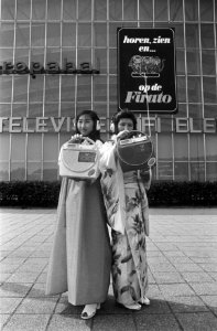 Firato 74 in de RAI Japanse meisjes tonen radio-cassettercorders, Bestanddeelnr 927-4174