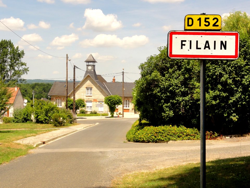 Filain (Aisne) city limit sign and town halls