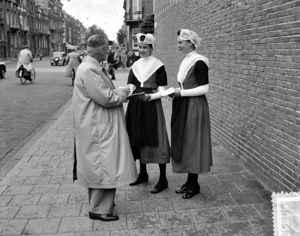 Fika collecte . Meisjes in klederdracht, Bestanddeelnr 905-2232