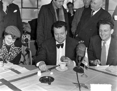 Filmacteur Orson Welles bezoekt Amsterdam. Persconferentie op Schiphol, Bestanddeelnr 904-9981