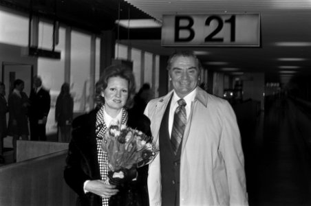 Filmacteur Ernest Borgine en echtgenote op Schiphol, Bestanddeelnr 926-1816