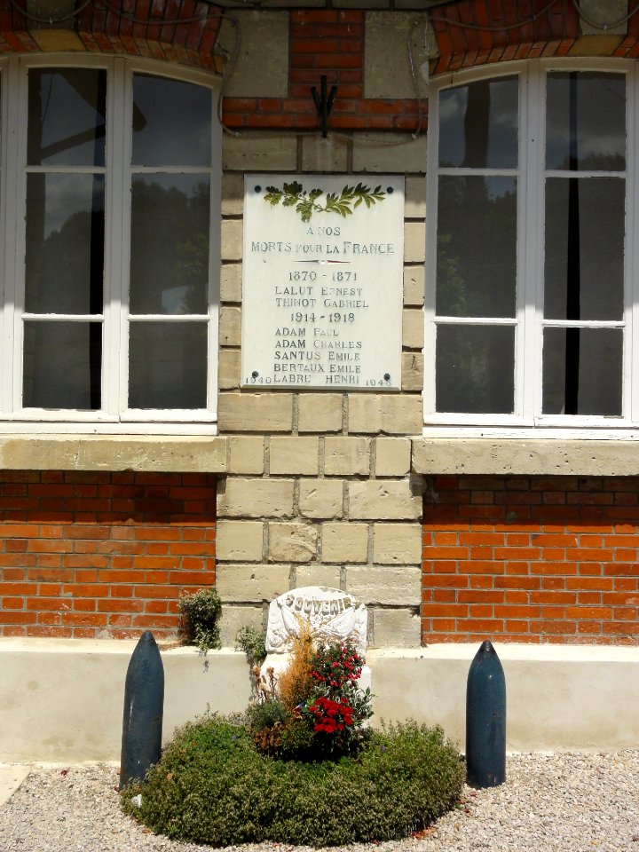Filain (Aisne) plaque monument aux morts à la mairie