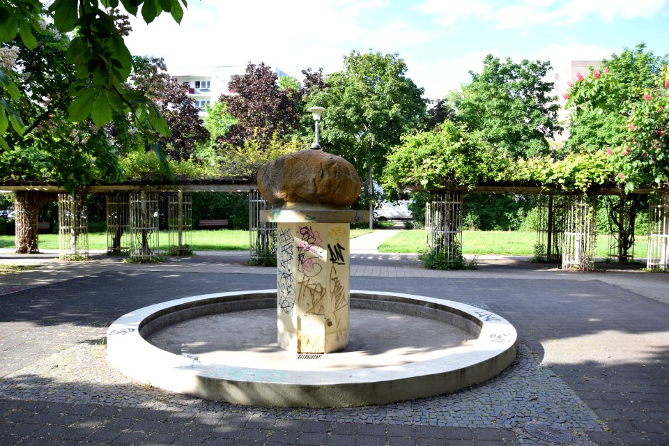 Findlingsbrunnen am Karl-Holtz-Platz in Berlin-Marzahn