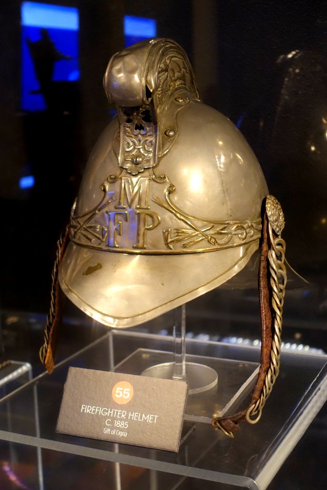 Firefighter helmet, c. 1885 - Museum of Science and Industry (Chicago) - DSC06810