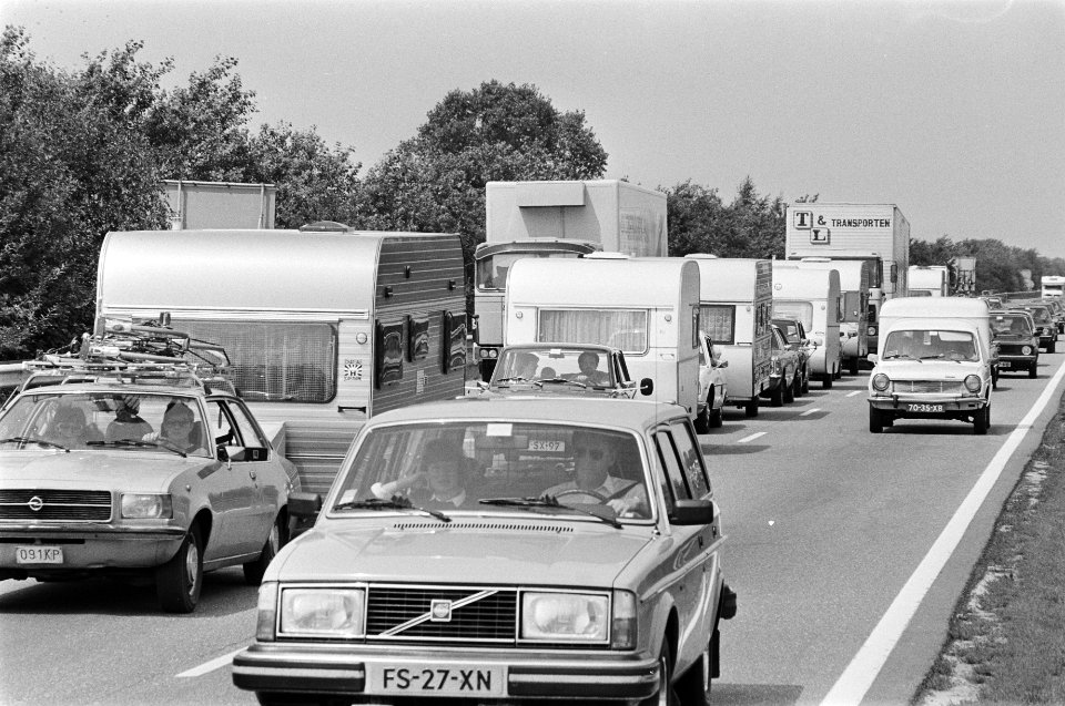 File op een weg naar het zuiden (bij Eindhoven) in verban met vakantiedrukte, Bestanddeelnr 931-5929