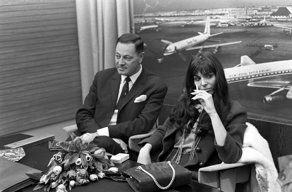 Filmster Daliah Lavi op Schiphol, Opdracht Columbia, in perskamer, Bestanddeelnr 918-9687
