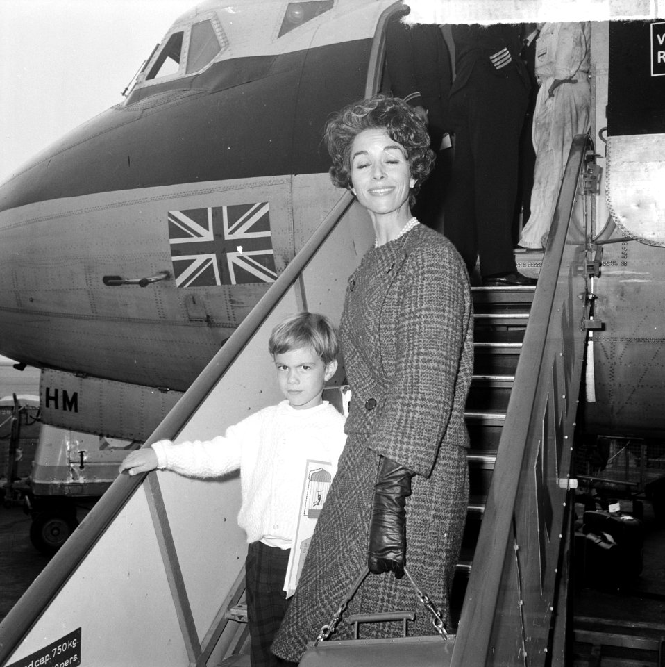 Filmster Dana Wynter met zoon Mark op Schiphol, Bestanddeelnr 915-5586