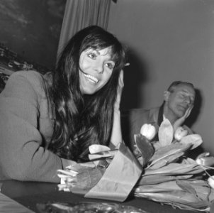 Filmster Daliah Lavi op Schiphol, Opdracht Columbia, in perskamer, Bestanddeelnr 918-9685