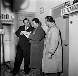 Filmproducent Joop Geesink met de heren Klasema en Swanenberg, Bestanddeelnr 254-2407