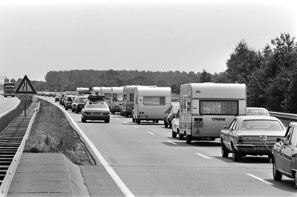File op een weg naar het zuiden (bij Eindhoven) in verban met vakantiedrukte, Bestanddeelnr 931-5930