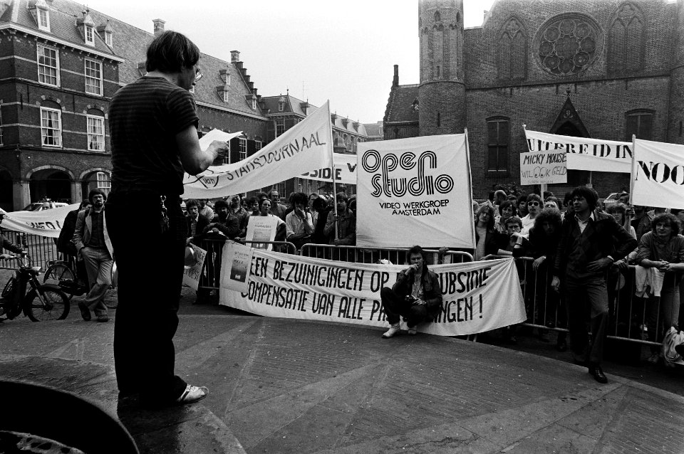Filmmakers demonstreren voor subsidie ( Den Haag ) demonstranten op Binnenhof, Bestanddeelnr 930-8746