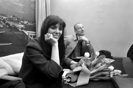 Filmster Daliah Lavi op Schiphol, Opdracht Columbia, in perskamer, Bestanddeelnr 918-9686