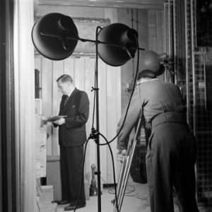 Filmopnamen Geuniformeerde cameraman Man maakt notities Filmlampen, Bestanddeelnr 900-2440