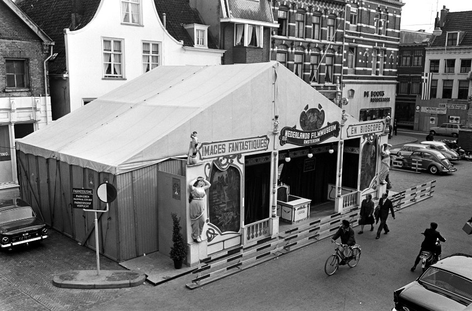Filmweek in Arnhem, op de Jansplaats staat een tent van het Filmmuseum, Bestanddeelnr 917-8633