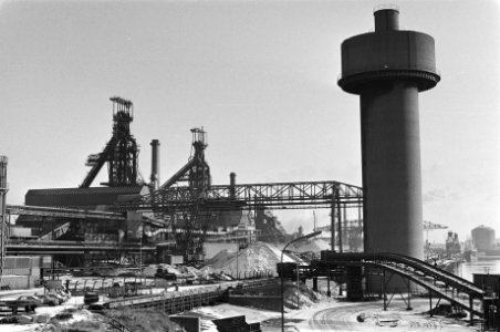Financieel dieptepunt bij Hoogovens. Beeld van het industriegebied in Velzen-Noo, Bestanddeelnr 931-8954
