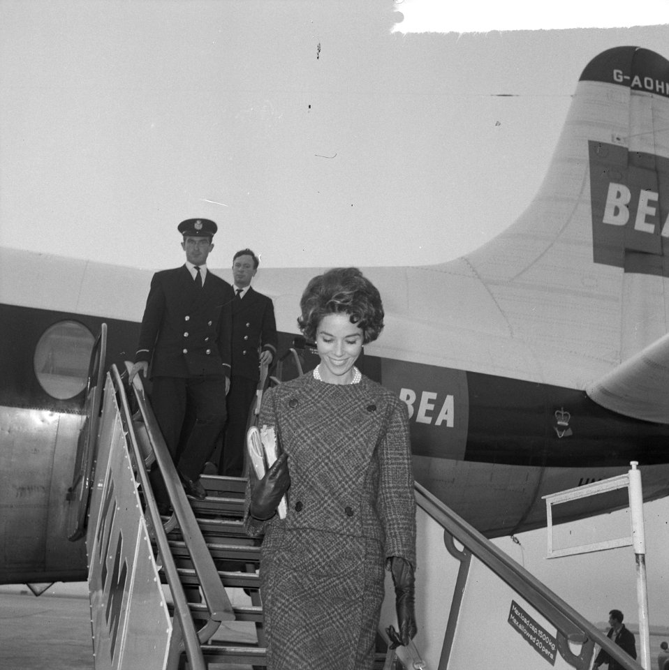 Filmster Dana Wynter met zoon Mark op Schiphol, Bestanddeelnr 915-5584