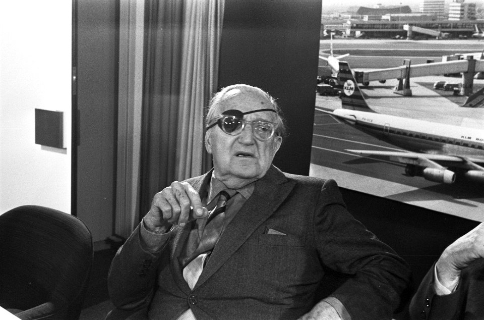 Filmregisseurs Fritz Lang ( 79 jaar ) arriveert op Schiphol, kop, Bestanddeelnr 922-2843