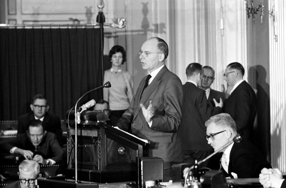 Financiele moeilijkheden KLM in Tweede Kamer besproken. Prof. Vondeling aan het , Bestanddeelnr 914-7367