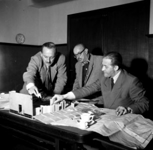 Filmregisseur Gerard Rutten en producent Bobby Roosenboom controleren een maquet, Bestanddeelnr 254-2401