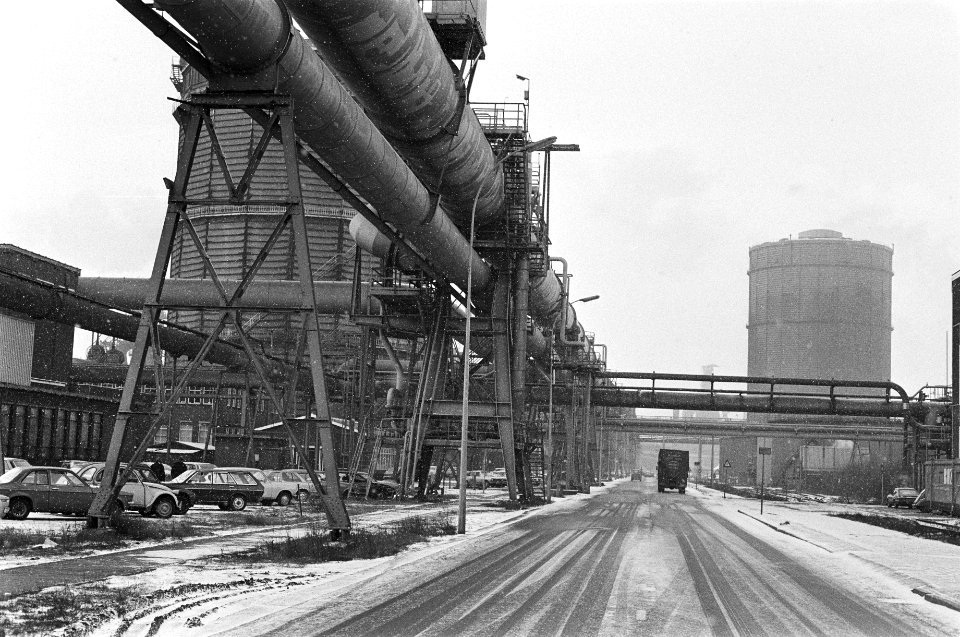 Financieel dieptepunt bij Hoogovens. Beeld van het industriegebied in Velzen-Noo, Bestanddeelnr 931-8957