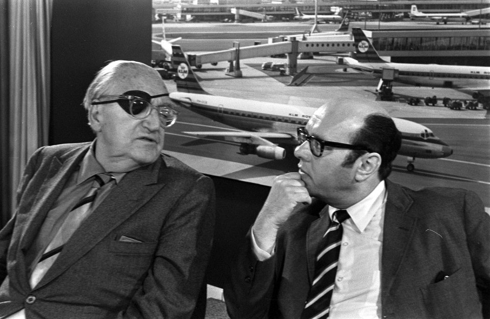 Filmregisseurs Fritz Lang ( 79 jaar ) arriveert op Schiphol, kop Fritz Lang en S, Bestanddeelnr 922-2844