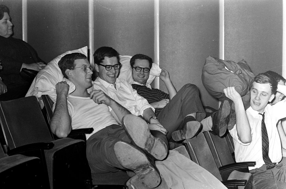 Filmmarathon in Calypso 10 jarig bestaan, een aantal studenten maken zich het ge, Bestanddeelnr 918-7351