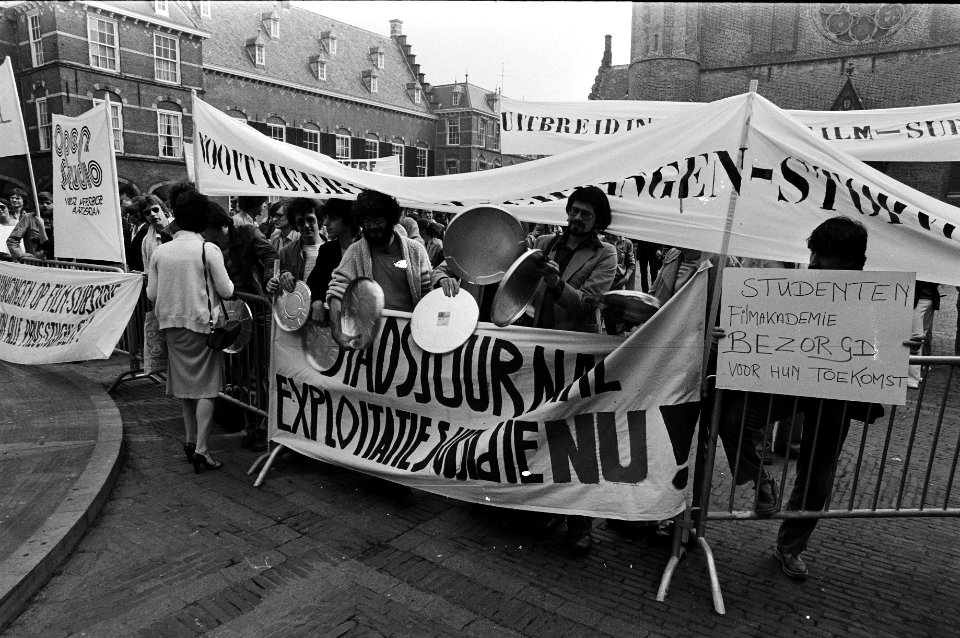 Filmmakers demonstreren voor subsidie ( Den Haag ) demonstranten op Binnenhof, Bestanddeelnr 930-8745