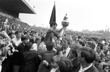 Finale Beker ADO tegen Ajax 2-1. Spelers ADO met de beker, Bestanddeelnr 921-4100