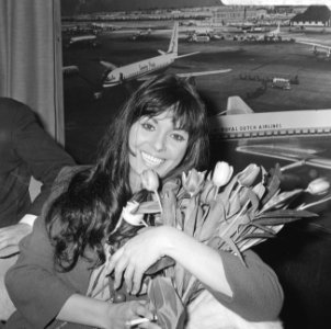 Filmster Daliah Lavi op Schiphol, Opdracht Columbia, in perskamer, Bestanddeelnr 918-9684