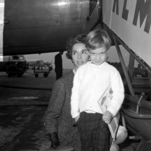 Filmster Dana Wynter met zoon Mark op Schiphol, Bestanddeelnr 915-5585