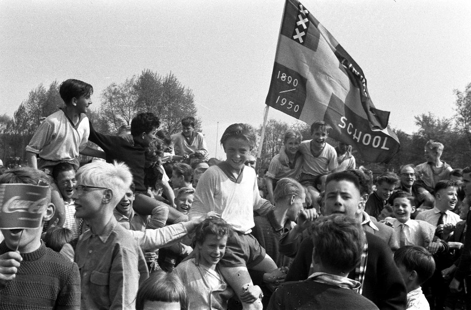 Finale Amsterdams schoolvoetbal op het AFC terrein Linnaeusschool kampioen spele, Bestanddeelnr 911-2302