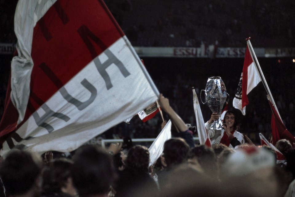 Finale Europacup I in Feijenoord stadion Ajax tegen Inter Milaan 2-0 Ajax vlag, Bestanddeelnr 254-9448