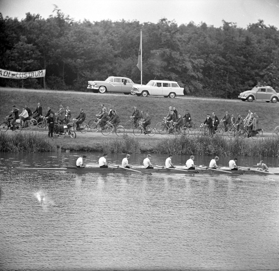 Finale Dames oude acht op de Bosbaan Links Van der To rechts Alwin, Bestanddeelnr 915-2681