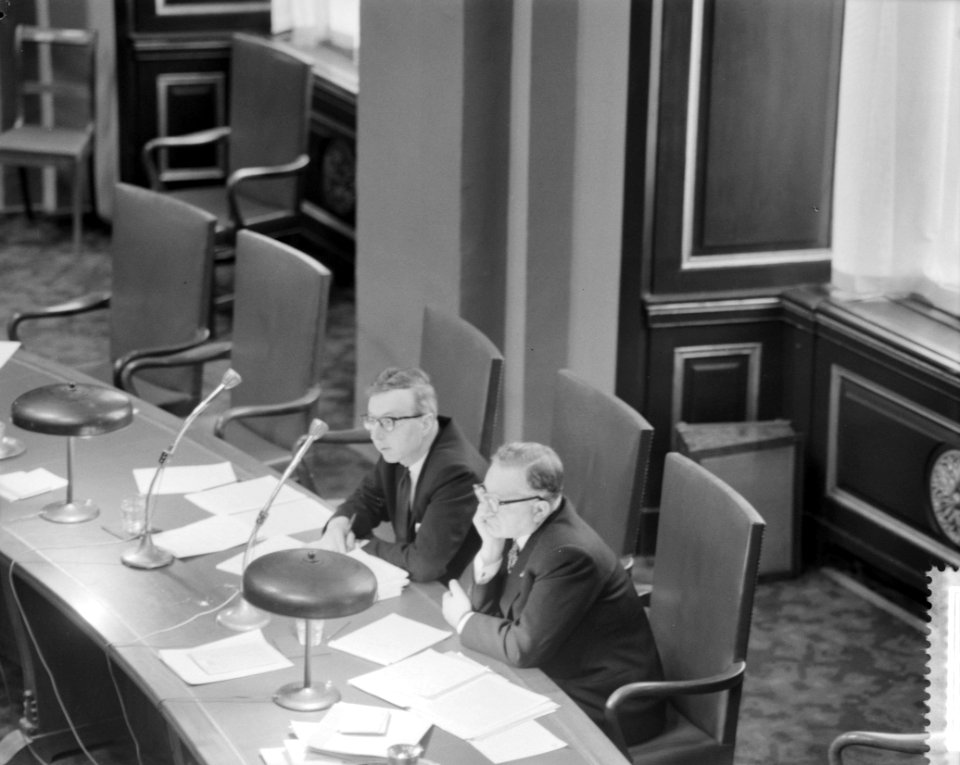 Financiele beschouwingen in de Eerste Kamer , prof dr J Zijlstra en dr W H, Bestanddeelnr 911-9151