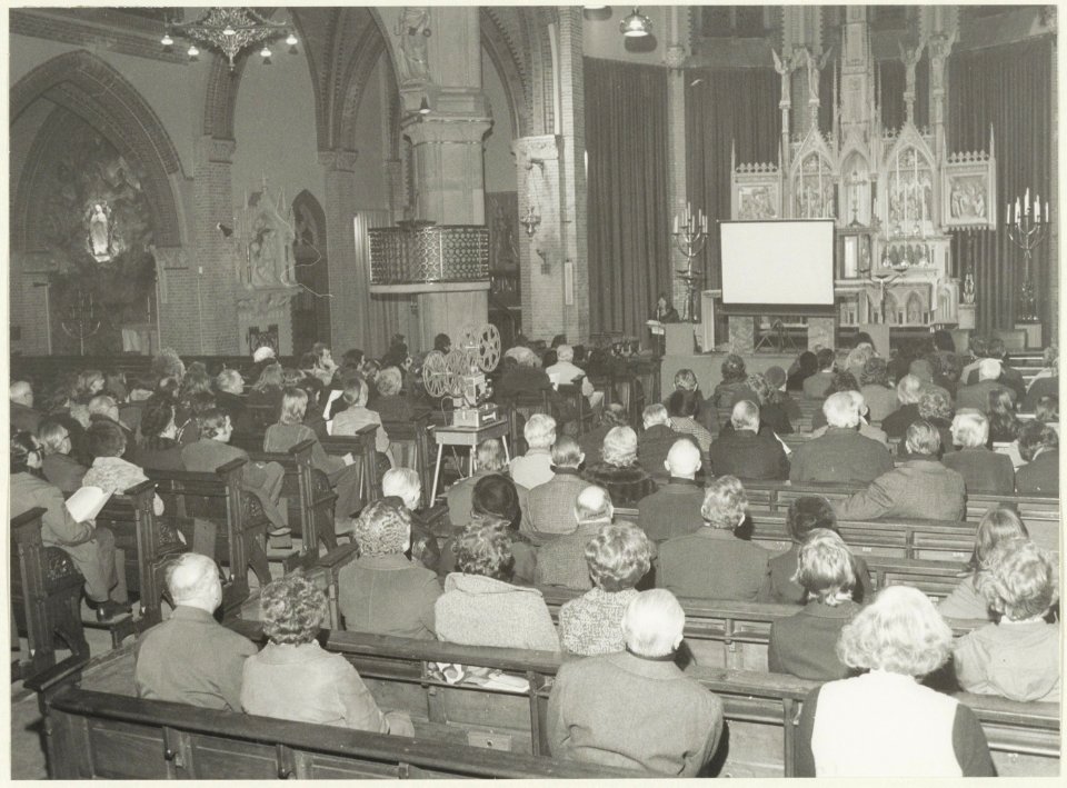 Filmvoorstelling in de Spaarnekerk. NL-HlmNHA 54023938