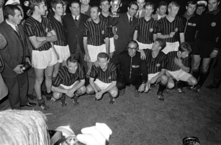 Finale Europa Cup II AC Milan tegen HSV Hamburg 2-0. Elftal AC Milan met beker, Bestanddeelnr 921-3781