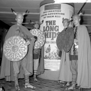 Filmreclame De mars van de Vikingen over het Gartmanplantsoen te Amsterdam Opd, Bestanddeelnr 916-8776