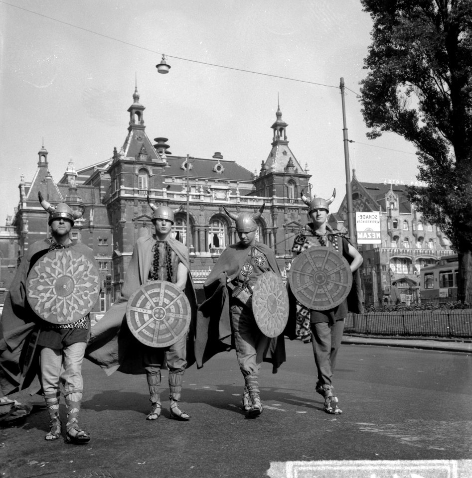 Filmreclame De mars van de Vikingen over het Gartmanplantsoen te Amsterdam Opd, Bestanddeelnr 916-8775
