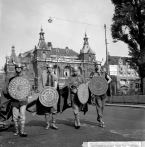 Filmreclame De mars van de Vikingen over het Gartmanplantsoen te Amsterdam Opd, Bestanddeelnr 916-8775