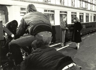 Filmopname op het perron van station Haarlem voor de film Het meisje met het rode haar