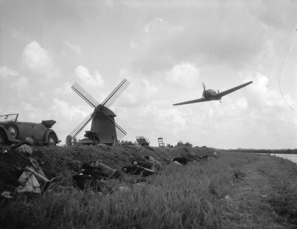 Filmopnamen in de Beemster bij Schermerhorn voor de film Operation Amsterdam, Bestanddeelnr 909-7360