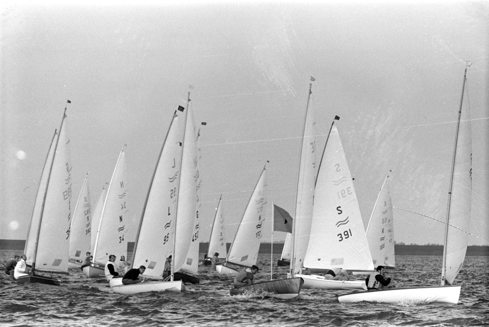 Fin Gold Cup 1963 . Op het IJsselmeer voor Medemblik het ronden van de eerste bo, Bestanddeelnr 915-4534